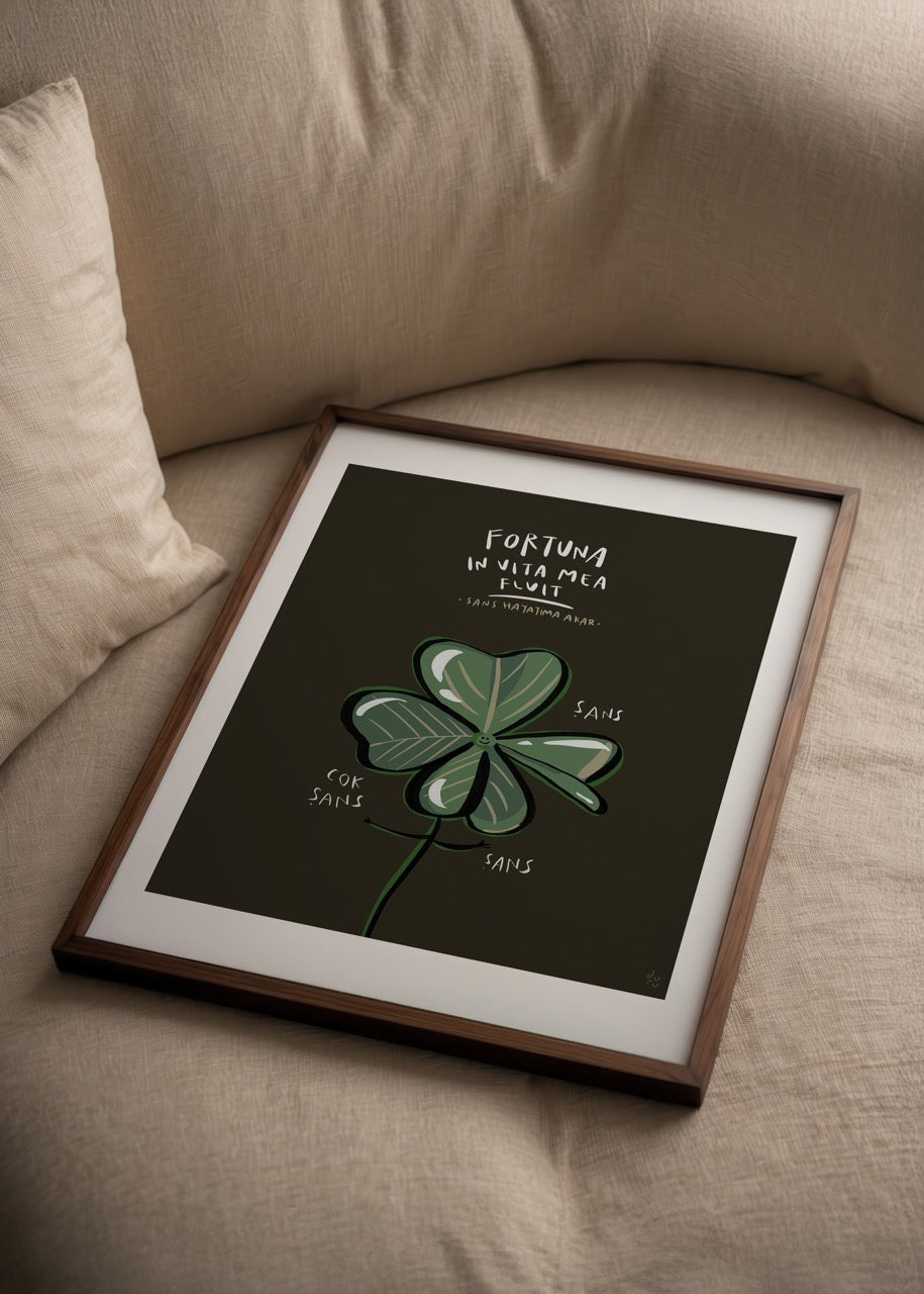 Koyu zemin üzerinde çizilmiş, dört yapraklı yoncayı simgeleyen şans temalı illüstrasyon posteri.