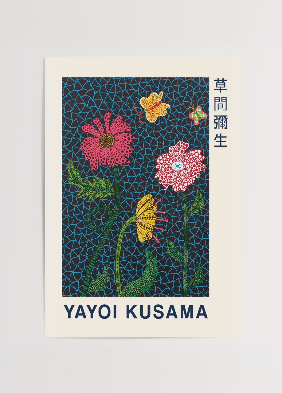 Yayoi Kusama stilinde siyah zemin üzerinde renkli çiçek ve kelebek desenli modern poster baskı