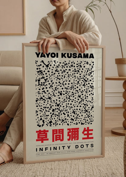 Siyah beyaz noktalardan oluşan modern desenli Yayoi Kusama stilinde sanat posteri