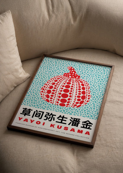 Yayoi Kusama’nın benekli balkabağı eserinden ilham alan turkuaz zeminli poster