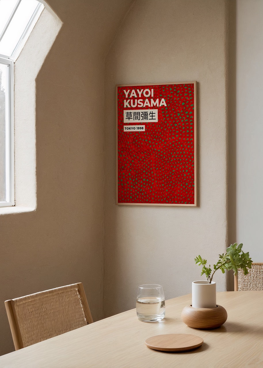 Yayoi Kusama stilinde kırmızı zemin üzerine tekrarlayan desenlerden oluşan modern sanat poster baskı.