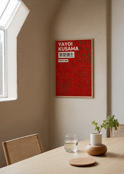 Yayoi Kusama stilinde kırmızı zemin üzerine tekrarlayan desenlerden oluşan modern sanat poster baskı.
