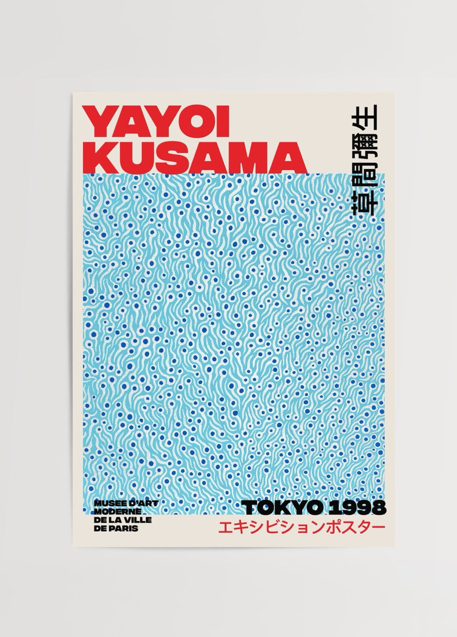 Yayoi Kusama Tokyo 1998 sergi posteri, mavi dalgalı desenler ve kırmızı başlık tipografisiyle modern sanat baskısı