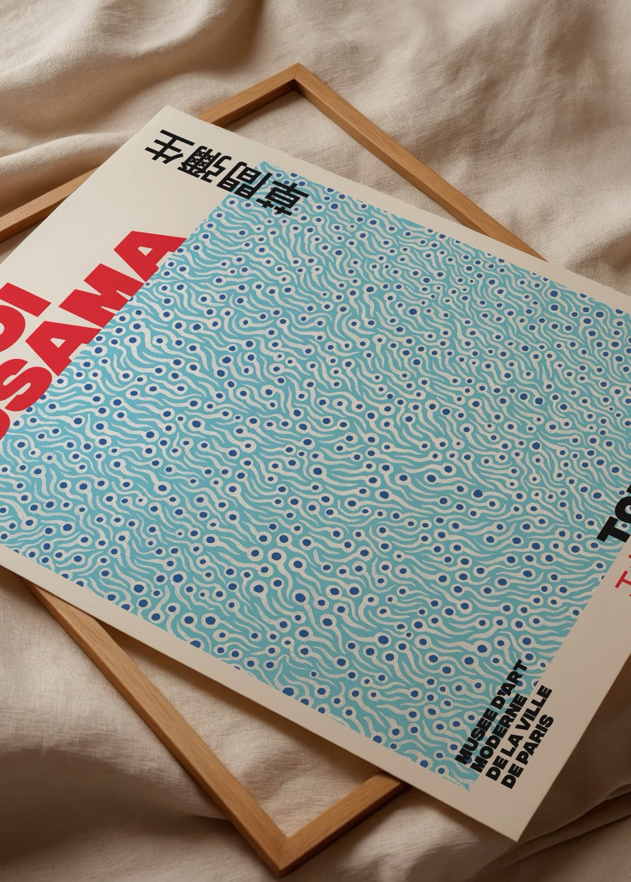 Yayoi Kusama Tokyo 1998 sergi posteri, mavi dalgalı desenler ve kırmızı başlık tipografisiyle modern sanat baskısı