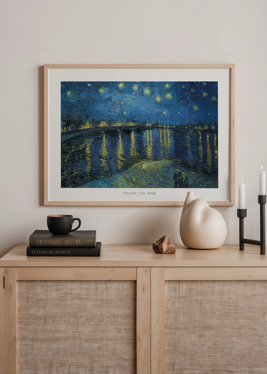 Vincent van Gogh’un Yıldızlı Gece Üzerine Rhône eserinden ilhamla tasarlanmış mavi tonlarında poster baskı.
