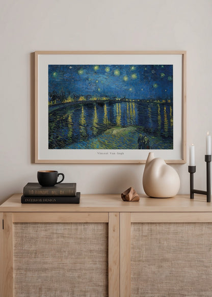 Vincent van Gogh’un Yıldızlı Gece Üzerine Rhône eserinden ilhamla tasarlanmış mavi tonlarında poster baskı.