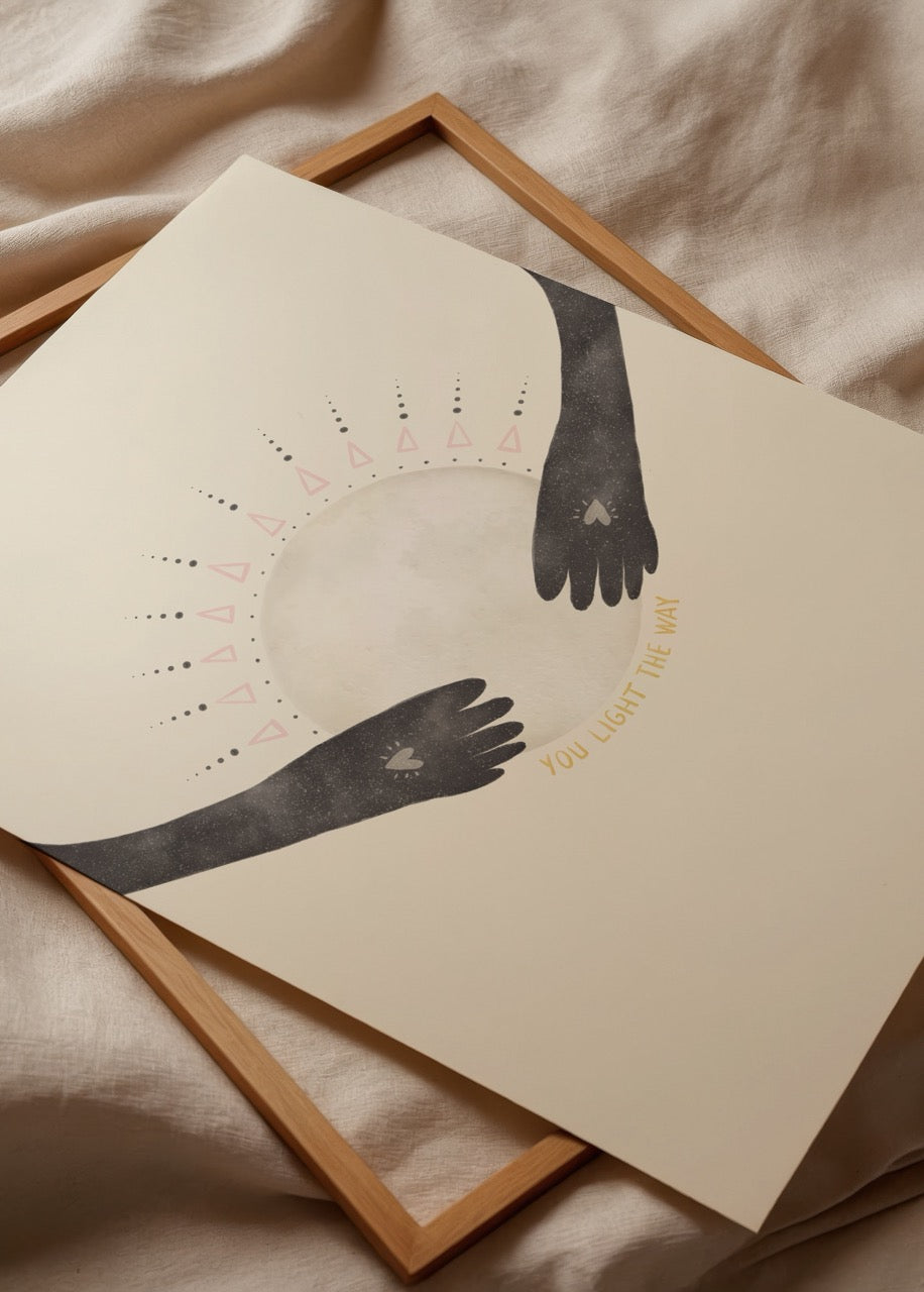 Ortada parlayan bir ışık kaynağını iki elin koruyucu şekilde sardığı, umut ve rehberlik temalı minimal bir illüstrasyon posteri.