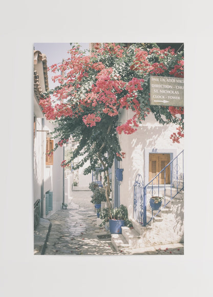 Begonvillerle kaplı beyaz evler arasında yer alan Yunan adası taş sokak fotoğraf posteri