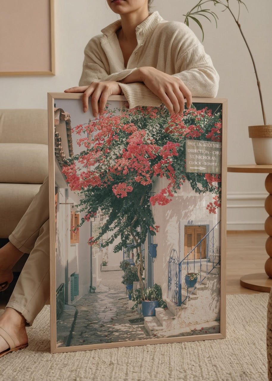 Begonvillerle kaplı beyaz evler arasında yer alan Yunan adası taş sokak fotoğraf posteri