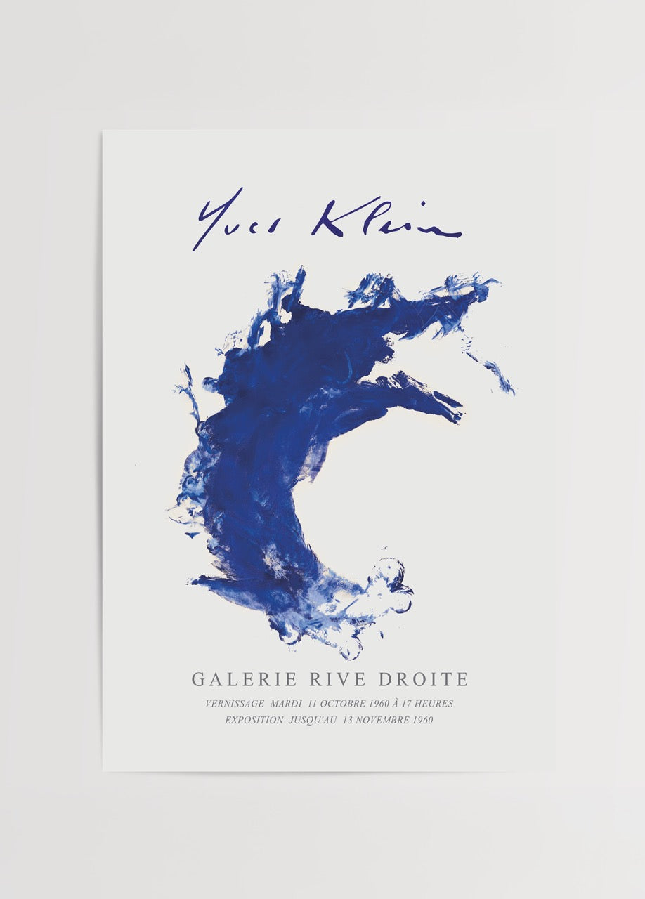 Yves Klein’in Galerie Rive Droite’deki sergisi için hazırlanmış, ikonik ultramarin mavi soyut figürlü sanat posteri.