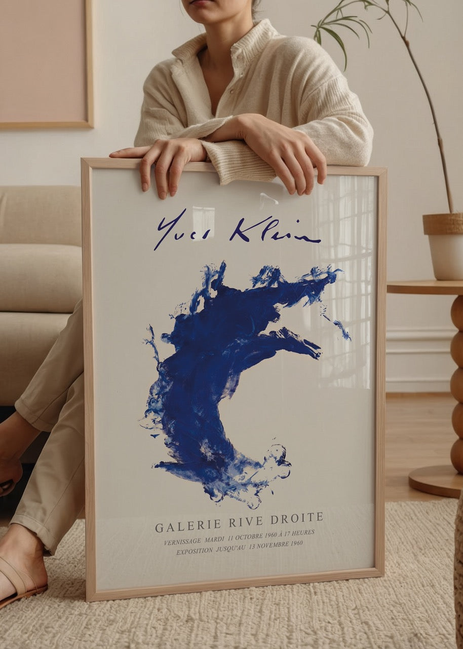 Yves Klein’in Galerie Rive Droite’deki sergisi için hazırlanmış, ikonik ultramarin mavi soyut figürlü sanat posteri.