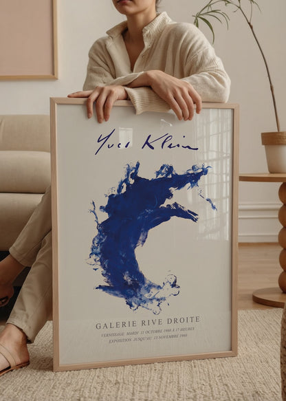 Yves Klein’in Galerie Rive Droite’deki sergisi için hazırlanmış, ikonik ultramarin mavi soyut figürlü sanat posteri.