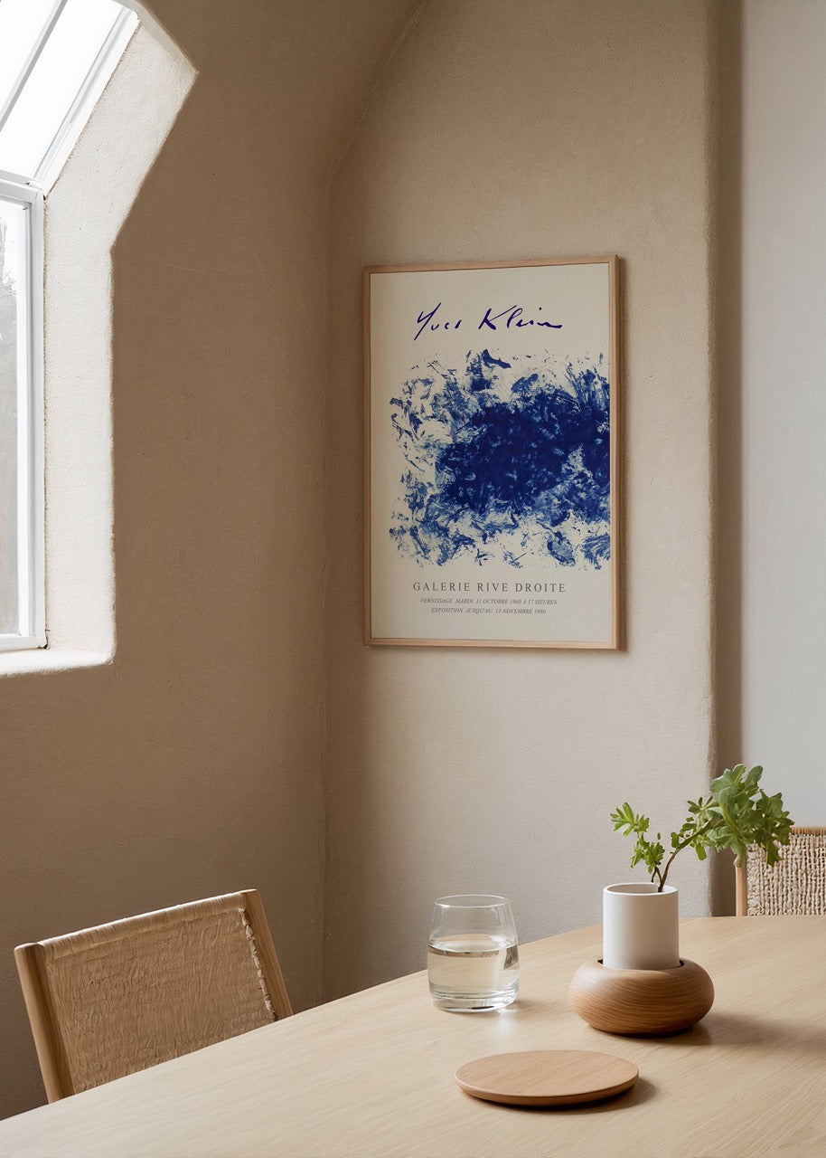 Yves Klein’in 1960 Paris Galerie Rive Droite sergisinden mavi soyut sanat posteri