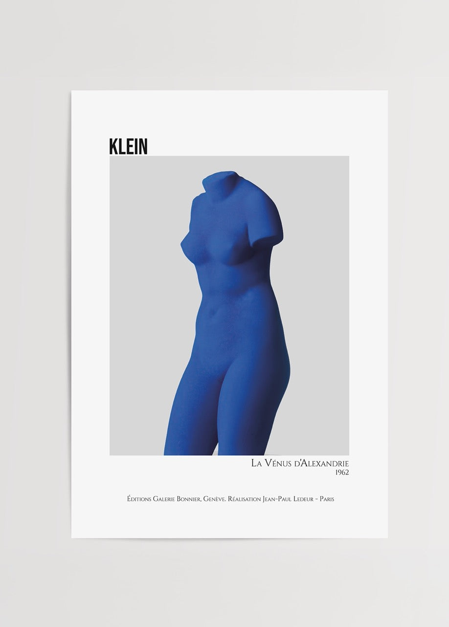 Yves Klein’in 1962 tarihli IKB mavi renkli La Vénus d’Alexandrie heykelinden ilhamla tasarlanmış modern sanat posteri.