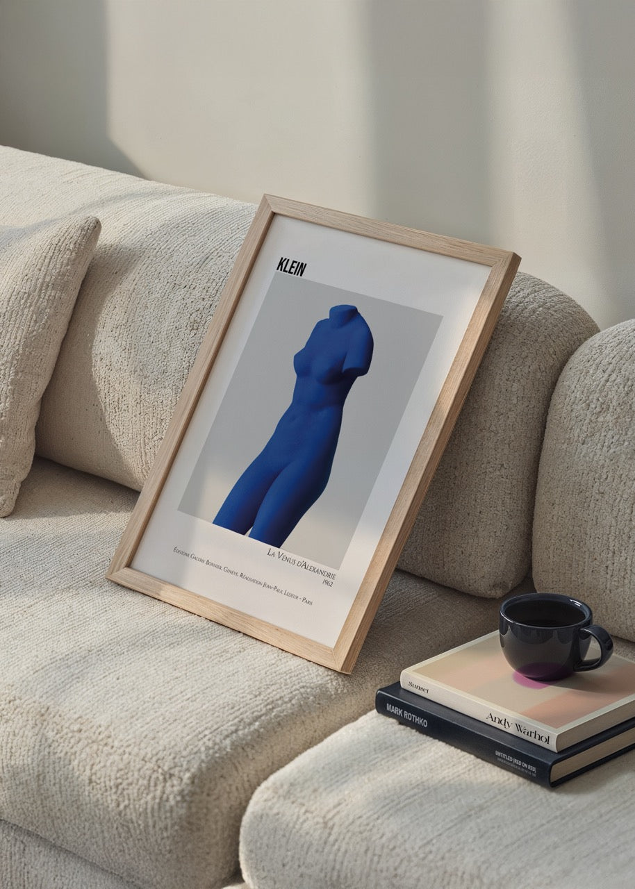 Yves Klein’in 1962 tarihli IKB mavi renkli La Vénus d’Alexandrie heykelinden ilhamla tasarlanmış modern sanat posteri.
