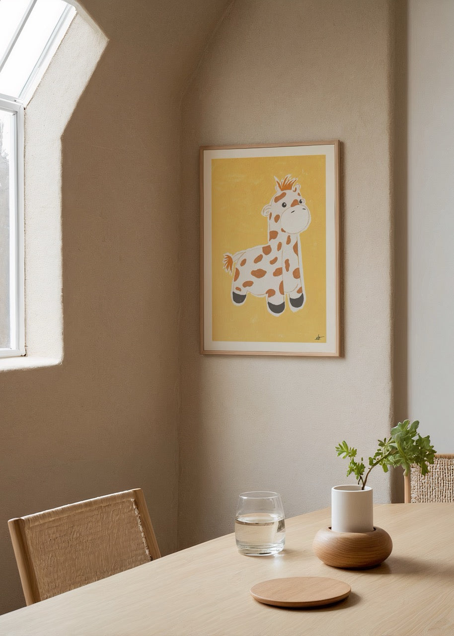 Pastel sarı zemin üzerinde sevimli zürafa figürüyle hazırlanmış illüstrasyon poster